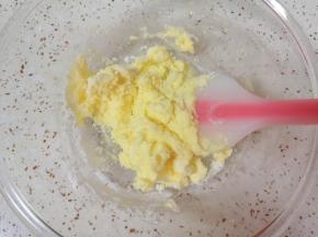 加入糖粉用硅胶铲翻拌均匀。