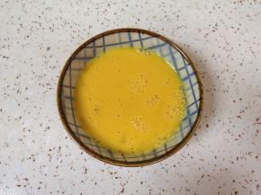  鸡蛋打散。