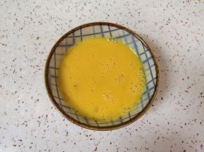  鸡蛋打散。