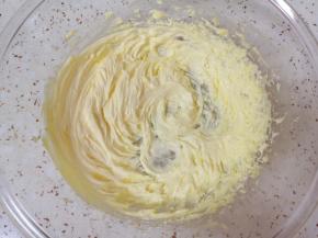 黄油用电动打蛋器低速打发至蓬松状。