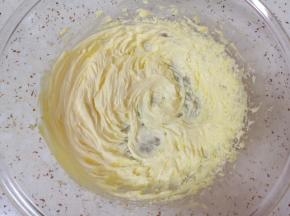 黄油用电动打蛋器低速打发至蓬松状。