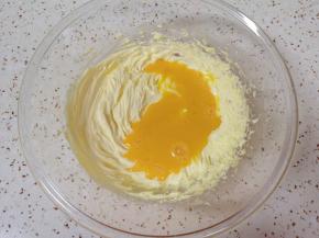 分三次加入蛋液，每一次加入都必须完全搅打均匀以后，再进行下一次加入。