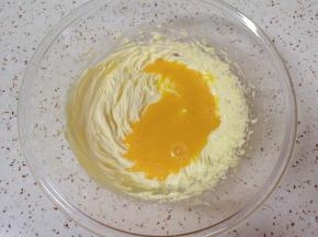 分三次加入蛋液，每一次加入都必须完全搅打均匀以后，再进行下一次加入。