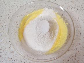 筛入混合好的低筋面粉和泡打粉。