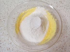 筛入混合好的低筋面粉和泡打粉。