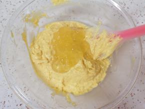 加入苹果果酱，翻拌均匀即可。