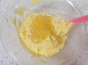 加入苹果果酱，翻拌均匀即可。