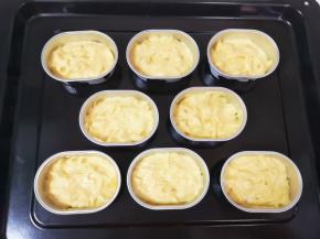 放入漂亮的小蛋糕模具里面，8分满即可，用勺子抹平表面。