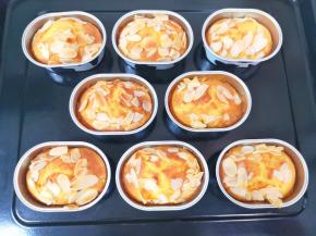 黄油果酱小蛋糕出炉。