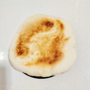 昨晚吃剩的火烧馍还有一个！