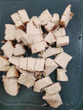 火烧馍切成小块备用！