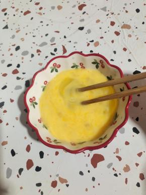 鸡蛋打散备用！