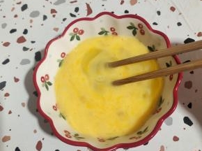 鸡蛋打散备用！