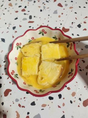 切好的火烧馍放在蛋液里，均匀的裹满蛋液！