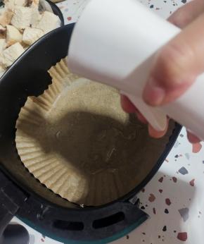 空气炸锅里放一张油纸碗，用喷壶喷少许油！