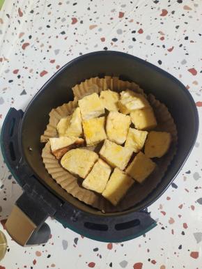 把裹满蛋液的火烧馍均匀的铺在油纸碗里！