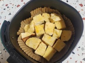 把裹满蛋液的火烧馍均匀的铺在油纸碗里！