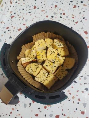 撒适量的黑芝麻！