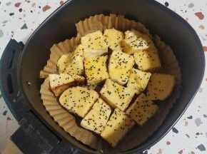撒适量的黑芝麻！