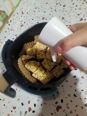 再在表面喷少许油