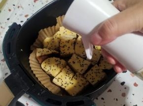 再在表面喷少许油