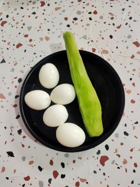 莴笋去皮洗净，鸡蛋洗净表面，冷水下锅，水开后再煮10分钟，捞出迅速在冷水中浸泡一会儿，剥壳备用！