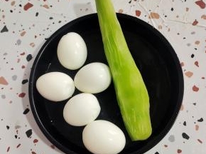 莴笋去皮洗净，鸡蛋洗净表面，冷水下锅，水开后再煮10分钟，捞出迅速在冷水中浸泡一会儿，剥壳备用！