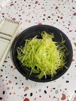 莴笋用擦丝器擦成细丝！
