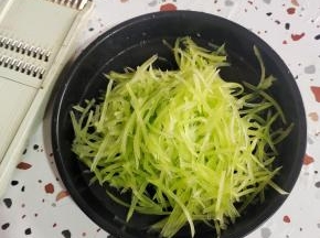 莴笋用擦丝器擦成细丝！