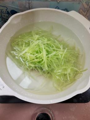 水开，放入一勺盐和少许油，放入莴笋丝焯水一分钟！(放盐和少许油可以使莴笋丝颜色更翠绿好看！)