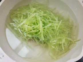 水开，放入一勺盐和少许油，放入莴笋丝焯水一分钟！(放盐和少许油可以使莴笋丝颜色更翠绿好看！)