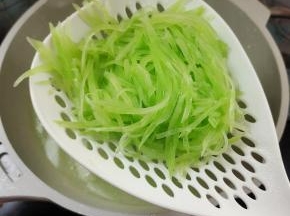 捞出控干水分！
