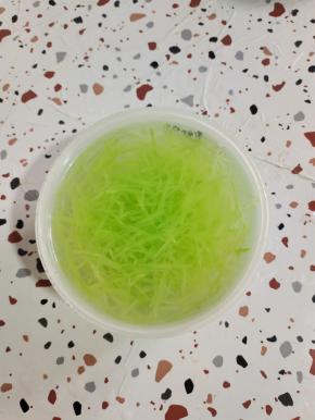 放入冷水中浸泡一会儿，让莴笋丝更脆！