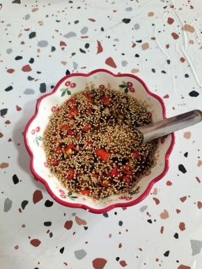 再放入适量的凉开水，两勺生抽，一勺蚝油，少许老抽调色！搅拌均匀，万能调料汁儿就调好了！