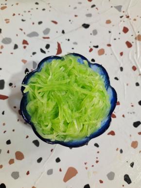 把莴笋丝捞出控干水分，放入小碗中，按压紧实！