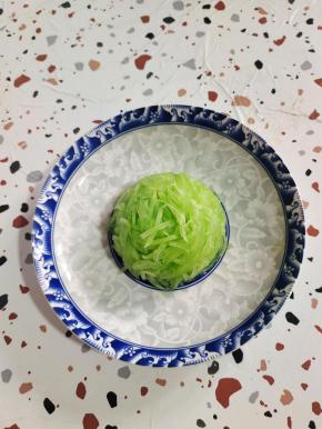 倒扣在盘子里，形成小山丘！