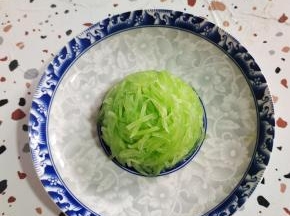 倒扣在盘子里，形成小山丘！