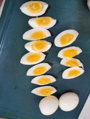 刀蘸水，把鸡蛋切成四瓣！