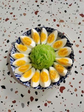 摆放在莴笋丝周围！