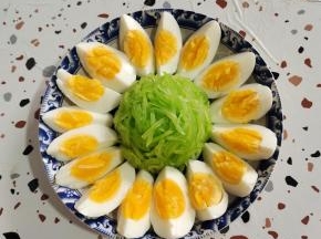 摆放在莴笋丝周围！