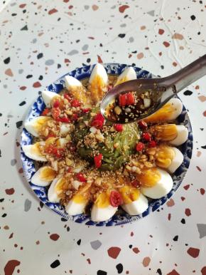 淋上调好的料汁儿！