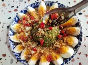 淋上调好的料汁儿！