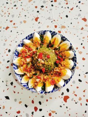 撒适量的葱花即可食用！