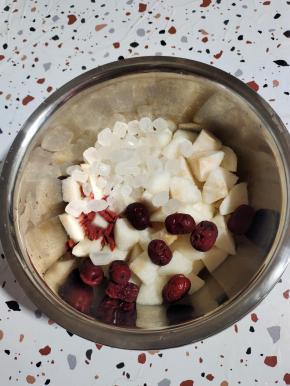 把切好的梨放入盆中，再放入红枣，枸杞，冰糖！