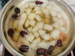 煮开之后，调小火再继续煮20分钟即可！