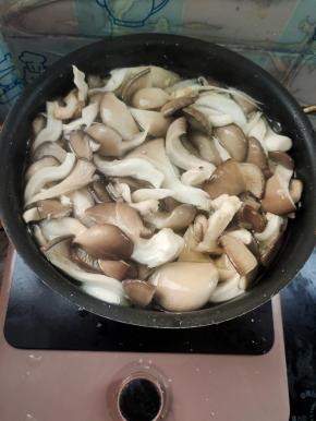 水烧开，放入一勺盐，少许油，放入平菇焯水2分钟！