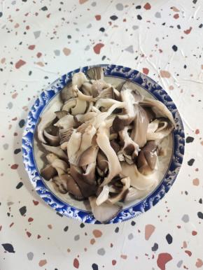 再放入冷水中清洗几遍，挤干水分备用！