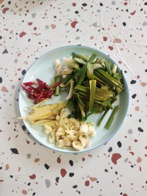 蒜瓣切成小块，姜切成丝，干辣椒切成段，蒜苗切成段备用！