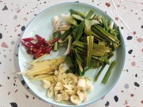 蒜瓣切成小块，姜切成丝，干辣椒切成段，蒜苗切成段备用！