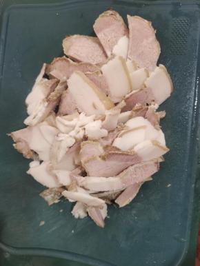 煮熟的肉切成薄片备用！